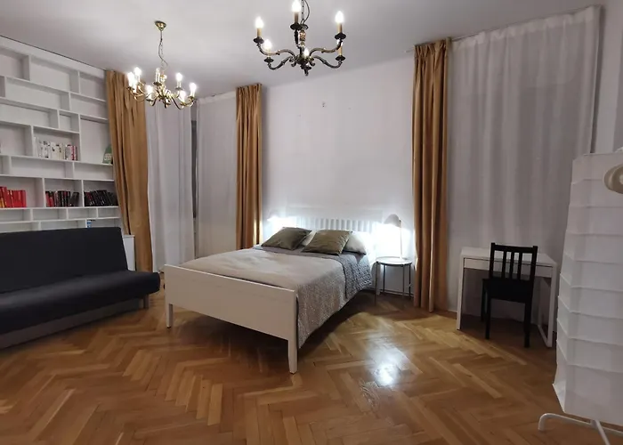 Cozy Spacious Apartment With Balcony
