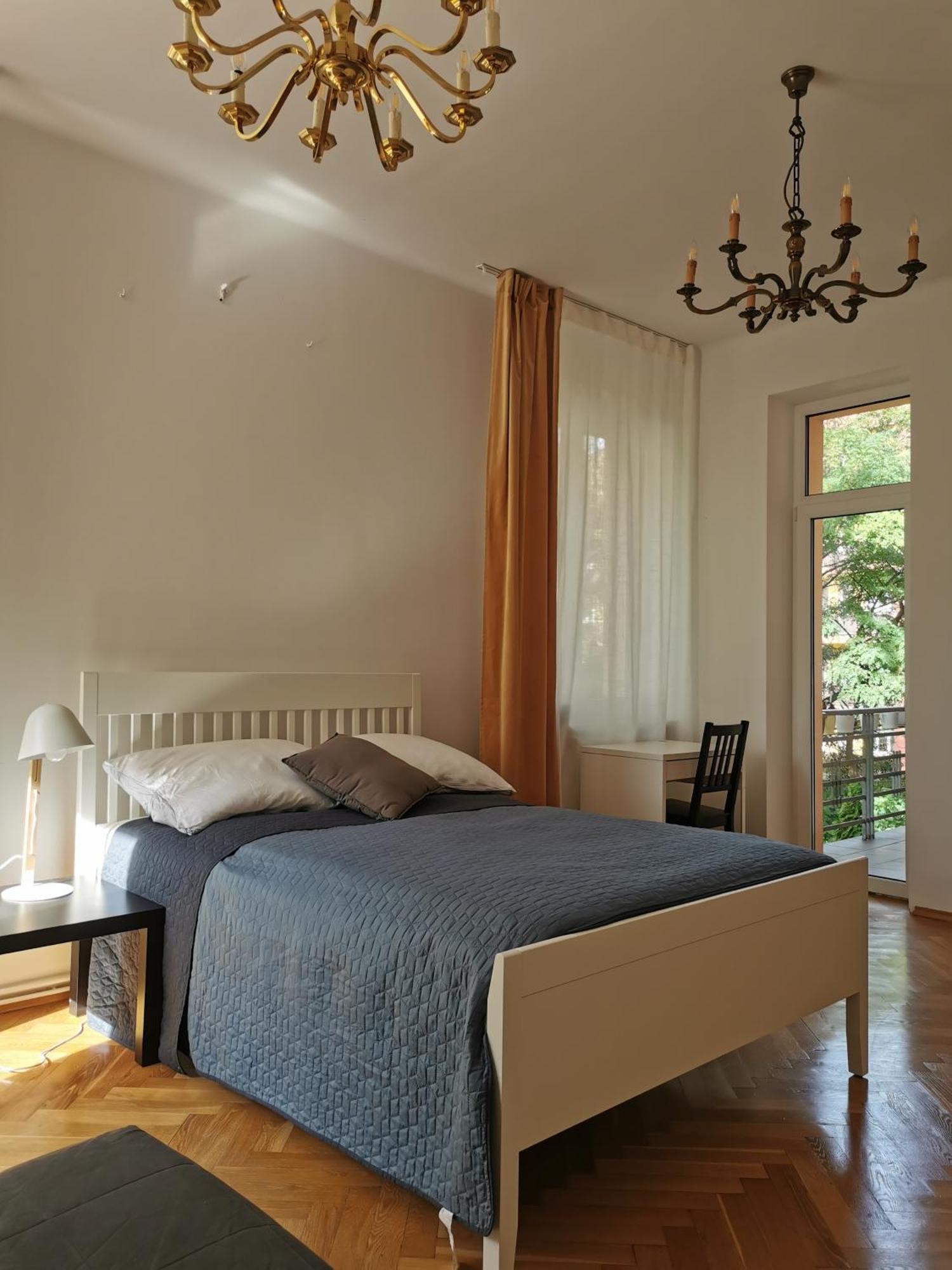 Apartment Cozy Spacious With Balcony