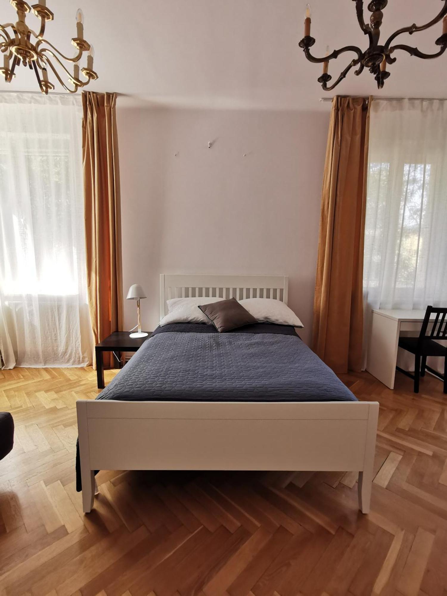 Apartment Cozy Spacious With Balcony