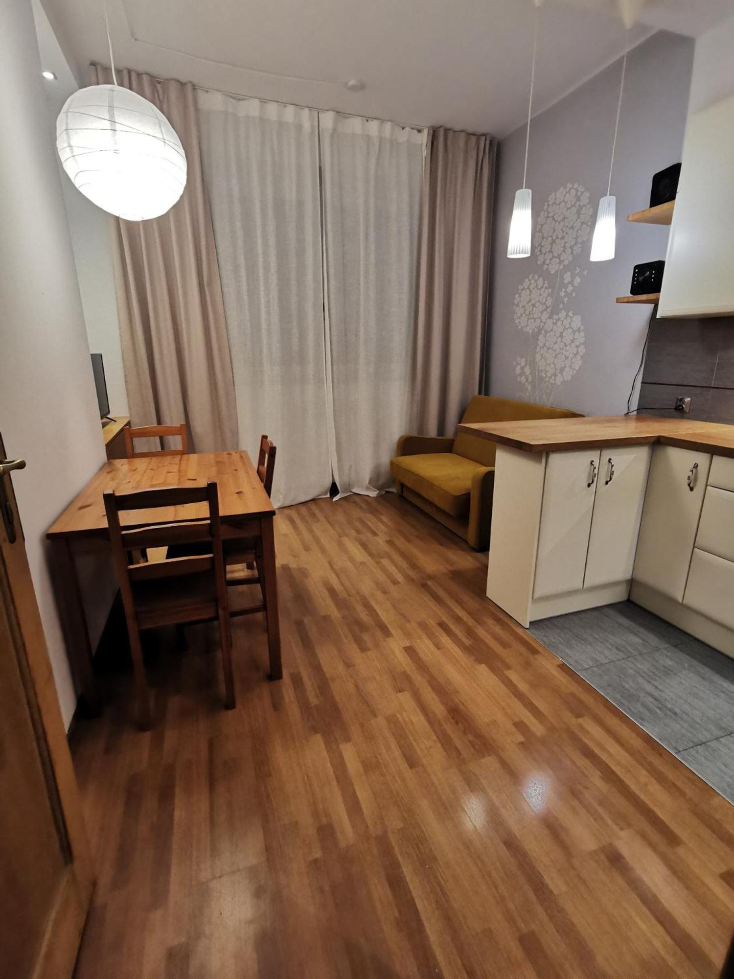 Cozy Spacious With Balcony Krakow